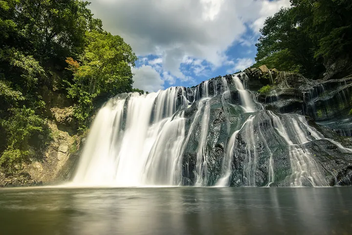 水しぶきを上げる龍門の滝の正面風景
