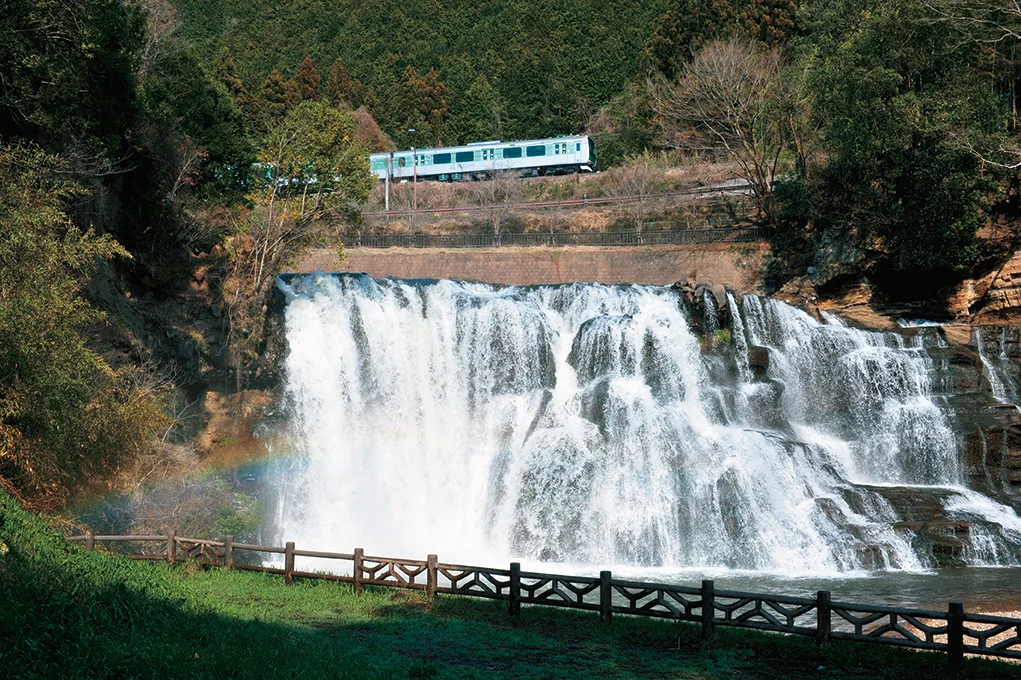 龍門の滝の上を走るJR烏山線の列車